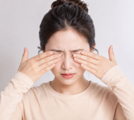 Cay mắt khi sử dụng kem chống nắng? Nguyên nhân và giải pháp